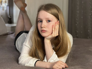 hot cam girl masturbating with sextoy LilianHoward