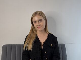 masturbating webcam girl BellaMonson