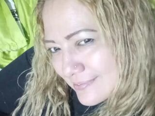 cam girl playing with sextoy ClauMills