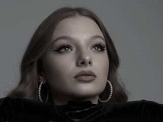 live webcam performer CreolaScheidler