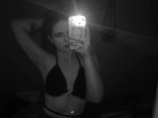 cam girl masturbating with sextoy DoloresHuesing