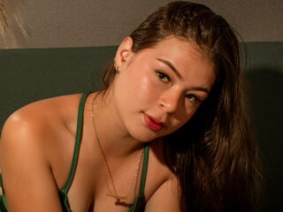 beautiful camgirl ElaraGlow
