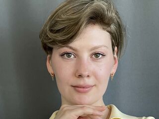 girl shaving pussy JanHilbert