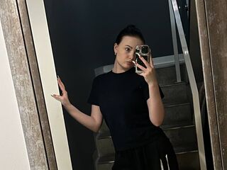 camgirl masturbating with sextoy KiraBentley