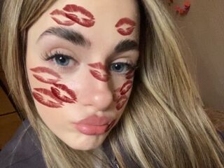 cam girl playing with vibrator LatoyaMaccarino