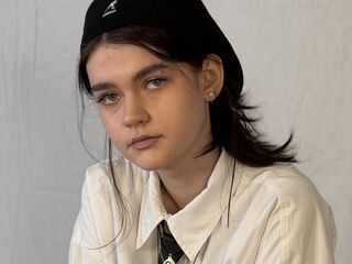 naughty cam girl LeannMolineaux