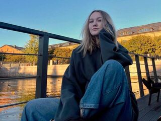 camgirl playing with dildo LillyStill