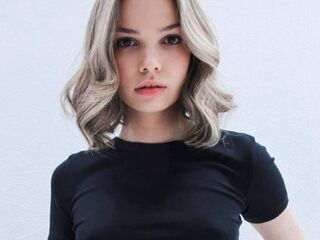 camgirl fingering shaved pussy MarielMessina