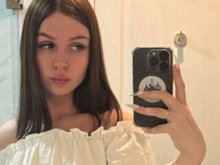 camgirl fingering shaved pussy MiaRioti