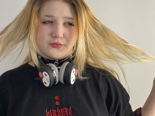 live webcam performer PilarVanhee