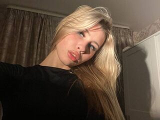 naughty camgirl masturbating with vibrator RowanBellamy