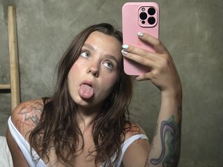 cam girl masturbating with vibrator TomikaLuczki